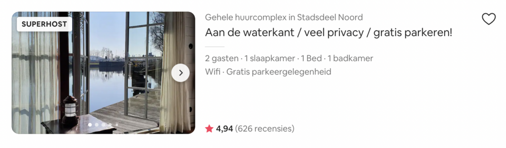 Een airbnb listing met een villa aan de waterkant