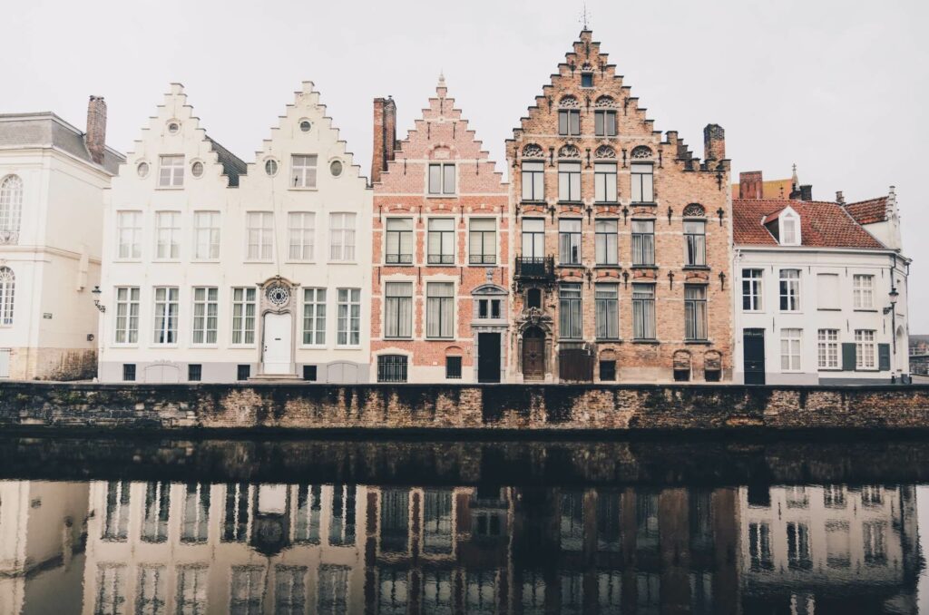 Historische huizen aan de waterkant in Brugge