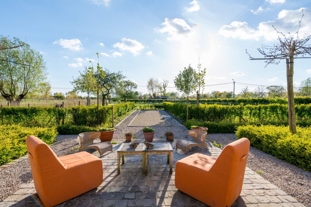 oranje stoelen op een groot terras in een groene omgeving. Herfst