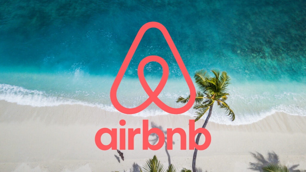airbnb logo met een blauwe zee op de achtergrond