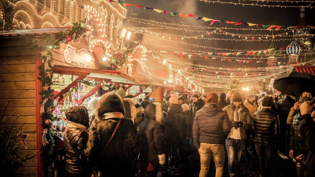 Kerstmarkt met veel verlichting.