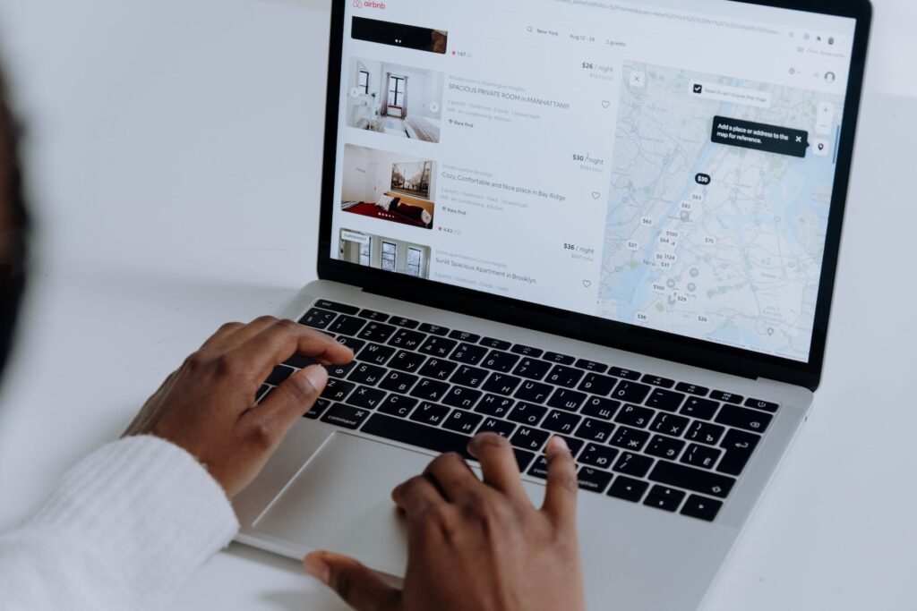 Airbnb titels; Airbnb app geopend op laptop
